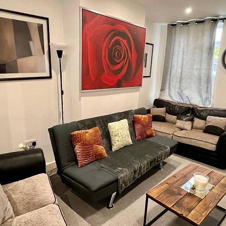 4 Bedroom Terrace House เวลลิงเบรอ ภายนอก รูปภาพ