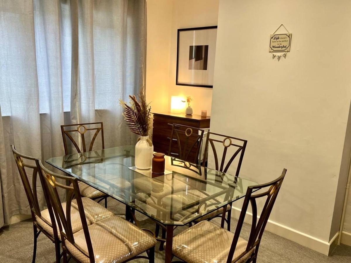 4 Bedroom Terrace House เวลลิงเบรอ ภายนอก รูปภาพ