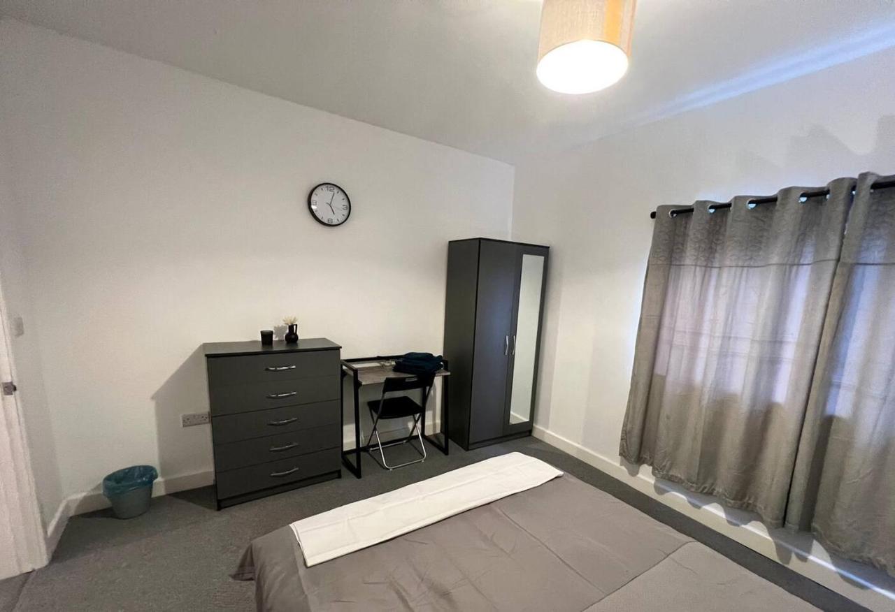4 Bedroom Terrace House เวลลิงเบรอ ภายนอก รูปภาพ