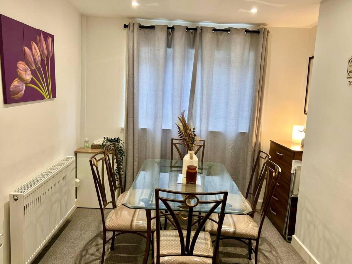 4 Bedroom Terrace House เวลลิงเบรอ ภายนอก รูปภาพ