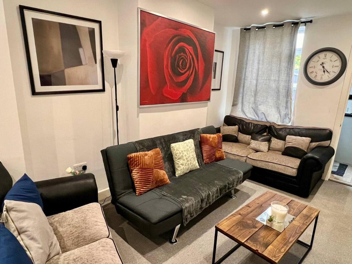 4 Bedroom Terrace House เวลลิงเบรอ ภายนอก รูปภาพ