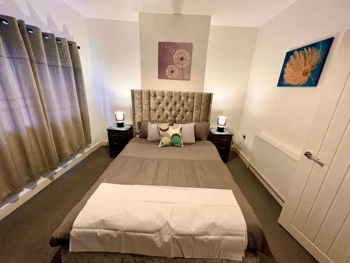 4 Bedroom Terrace House เวลลิงเบรอ ภายนอก รูปภาพ